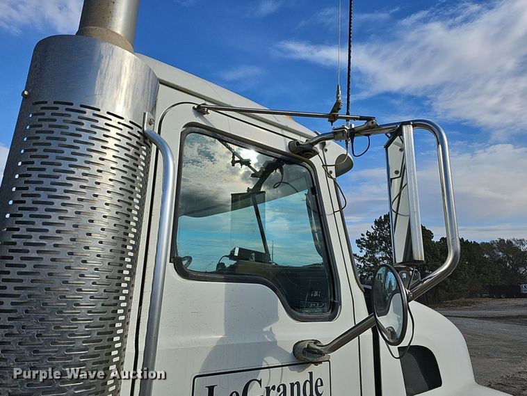 image for item IO9769 2007 Mack CV713 Granite semi truck