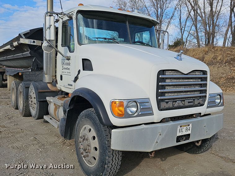 image for item IO9769 2007 Mack CV713 Granite semi truck