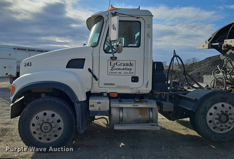 image for item IO9769 2007 Mack CV713 Granite semi truck