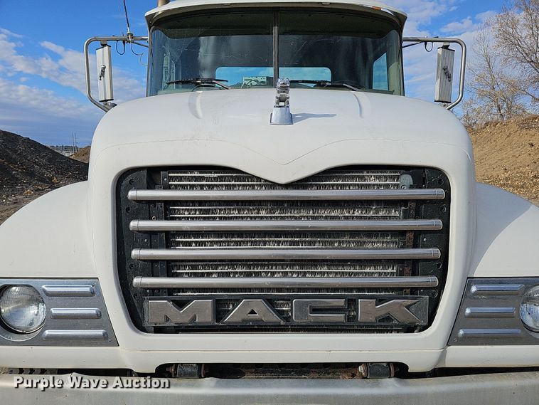 image for item IO9769 2007 Mack CV713 Granite semi truck