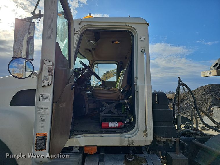 image for item IO9769 2007 Mack CV713 Granite semi truck