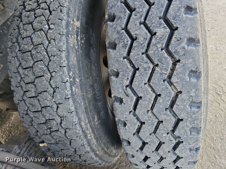 image for item IO9769 2007 Mack CV713 Granite semi truck