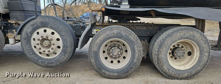 image for item IO9769 2007 Mack CV713 Granite semi truck