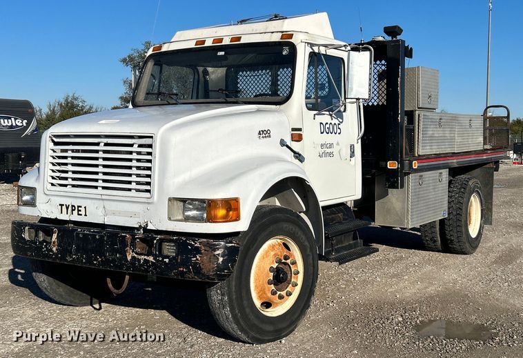 image for item DJ6377 2000 International 4700  flatbed truck