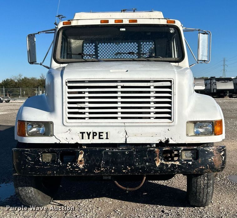 image for item DJ6377 2000 International 4700  flatbed truck