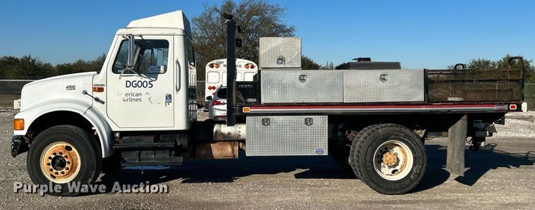 image for item DJ6377 2000 International 4700  flatbed truck