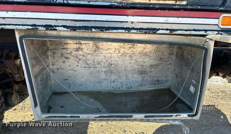 image for item DJ6377 2000 International 4700  flatbed truck