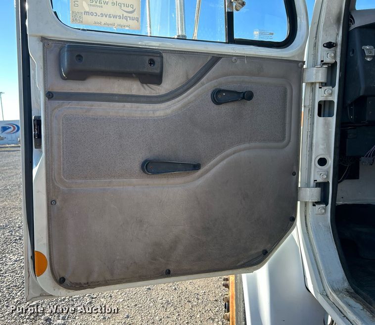 image for item DJ6377 2000 International 4700  flatbed truck