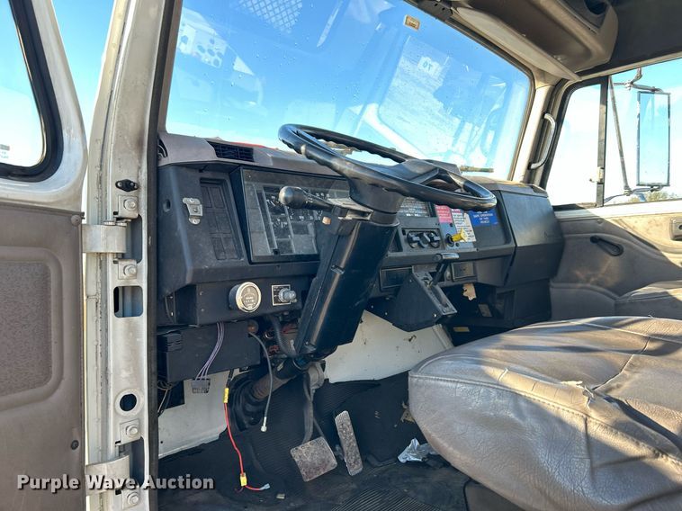 image for item DJ6377 2000 International 4700  flatbed truck