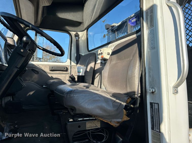 image for item DJ6377 2000 International 4700  flatbed truck