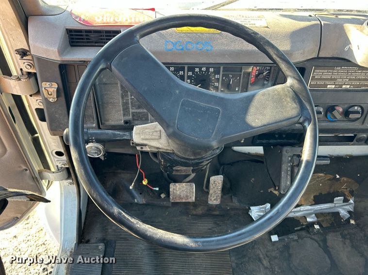 image for item DJ6377 2000 International 4700  flatbed truck