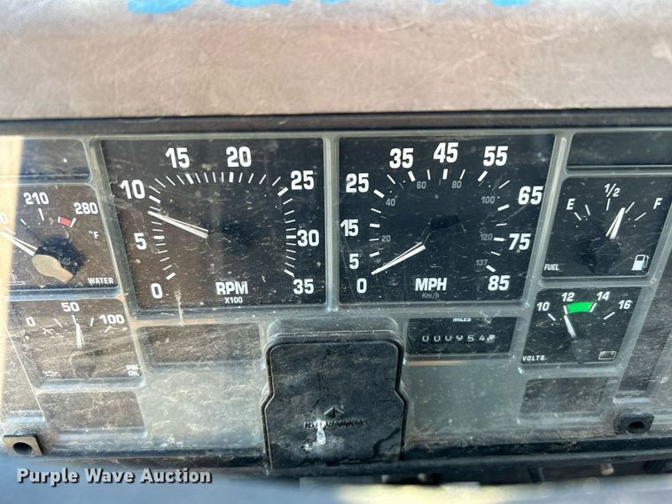 image for item DJ6377 2000 International 4700  flatbed truck