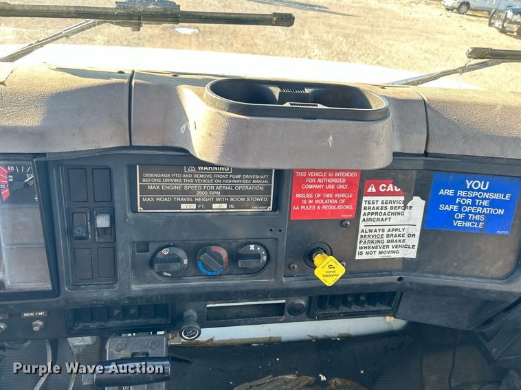 image for item DJ6377 2000 International 4700  flatbed truck