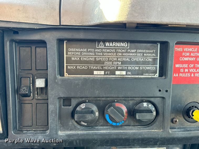 image for item DJ6377 2000 International 4700  flatbed truck