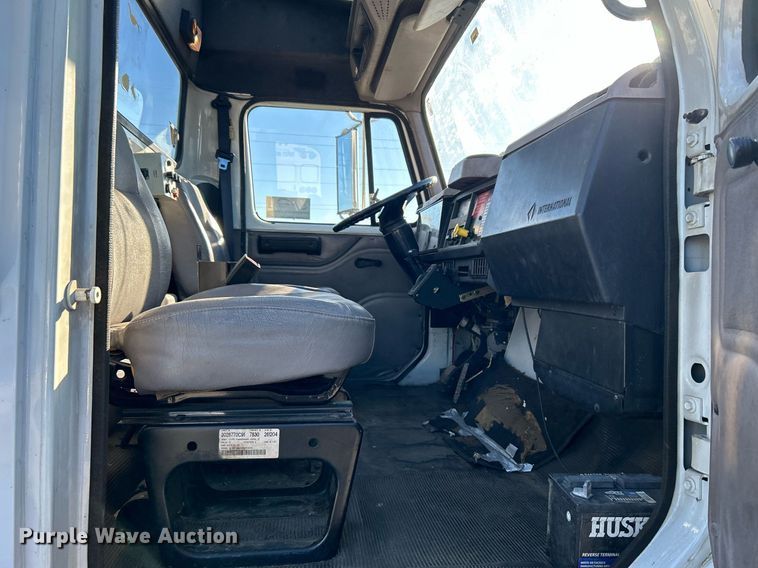 image for item DJ6377 2000 International 4700  flatbed truck