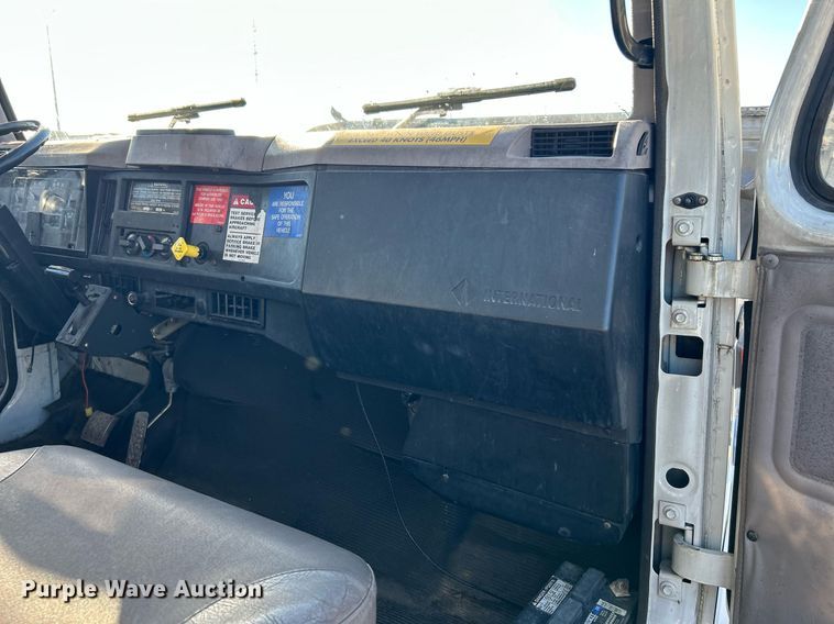 image for item DJ6377 2000 International 4700  flatbed truck