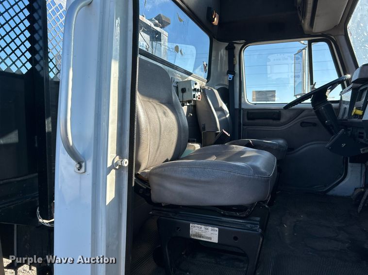 image for item DJ6377 2000 International 4700  flatbed truck