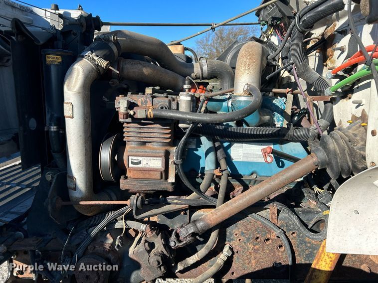 image for item DJ6377 2000 International 4700  flatbed truck