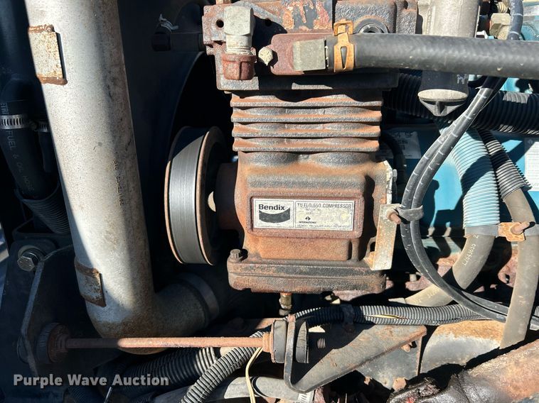 image for item DJ6377 2000 International 4700  flatbed truck