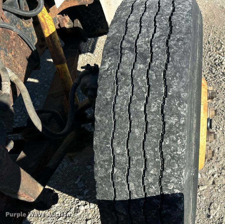 image for item DJ6377 2000 International 4700  flatbed truck