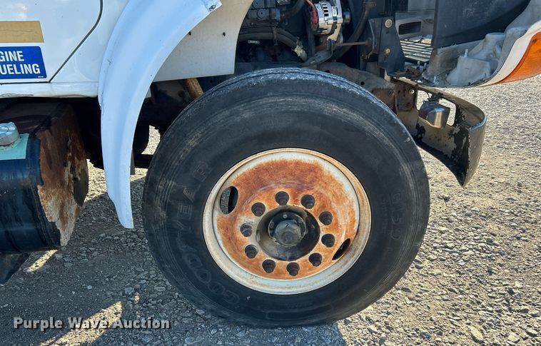 image for item DJ6377 2000 International 4700  flatbed truck