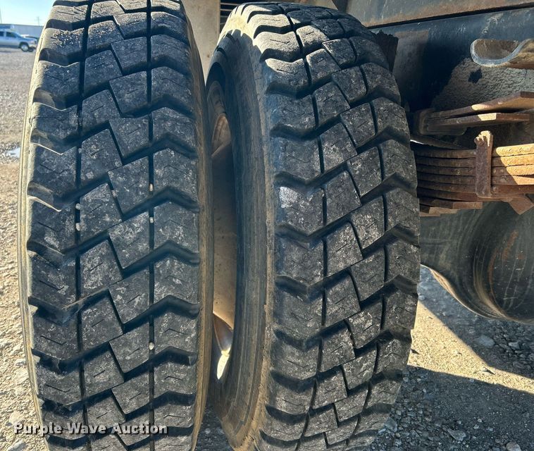 image for item DJ6377 2000 International 4700  flatbed truck