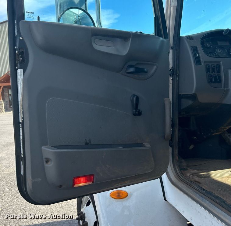 image for item DJ6464 2016 Peterbilt 330  box truck