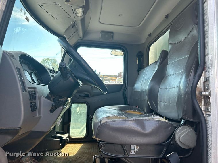 image for item DJ6464 2016 Peterbilt 330  box truck