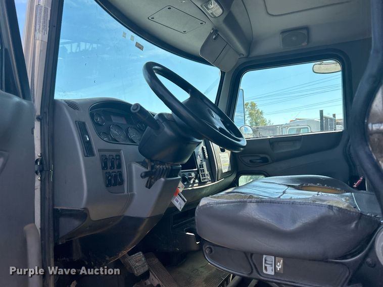 image for item DJ6464 2016 Peterbilt 330  box truck