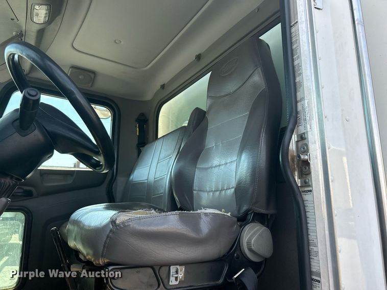 image for item DJ6464 2016 Peterbilt 330  box truck