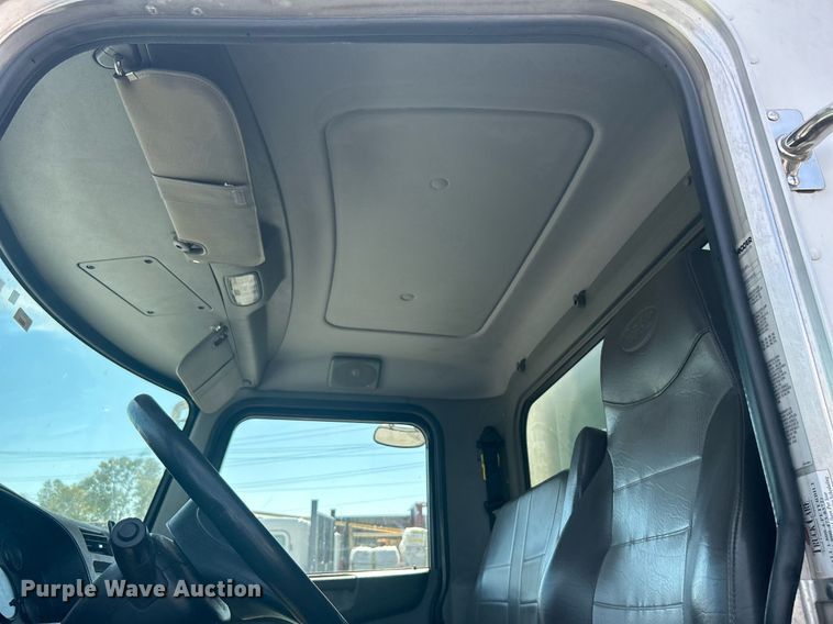 image for item DJ6464 2016 Peterbilt 330  box truck