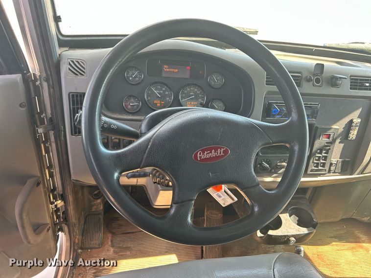 image for item DJ6464 2016 Peterbilt 330  box truck