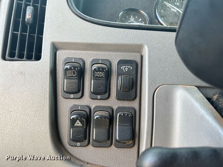 image for item DJ6464 2016 Peterbilt 330  box truck