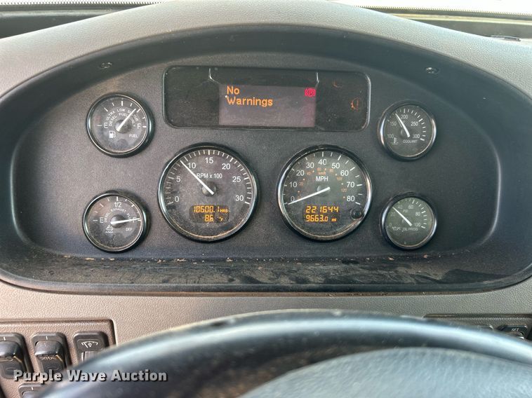 image for item DJ6464 2016 Peterbilt 330  box truck