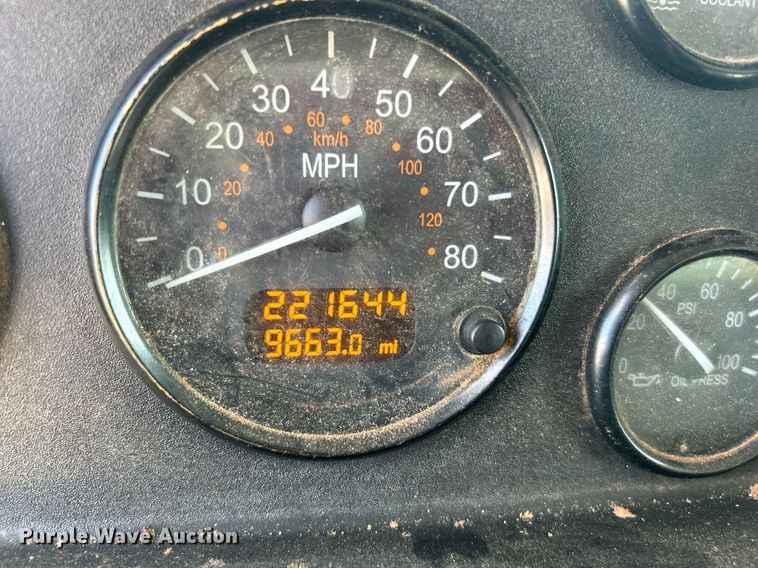 image for item DJ6464 2016 Peterbilt 330  box truck