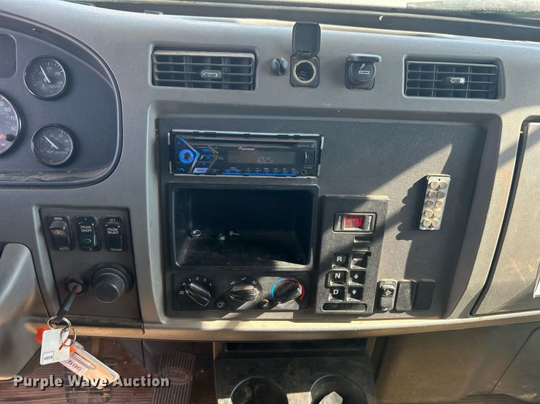 image for item DJ6464 2016 Peterbilt 330  box truck