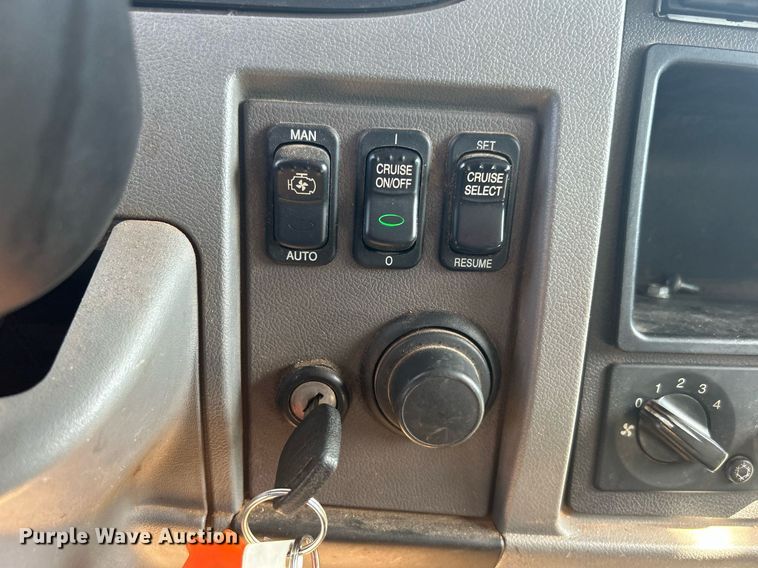 image for item DJ6464 2016 Peterbilt 330  box truck