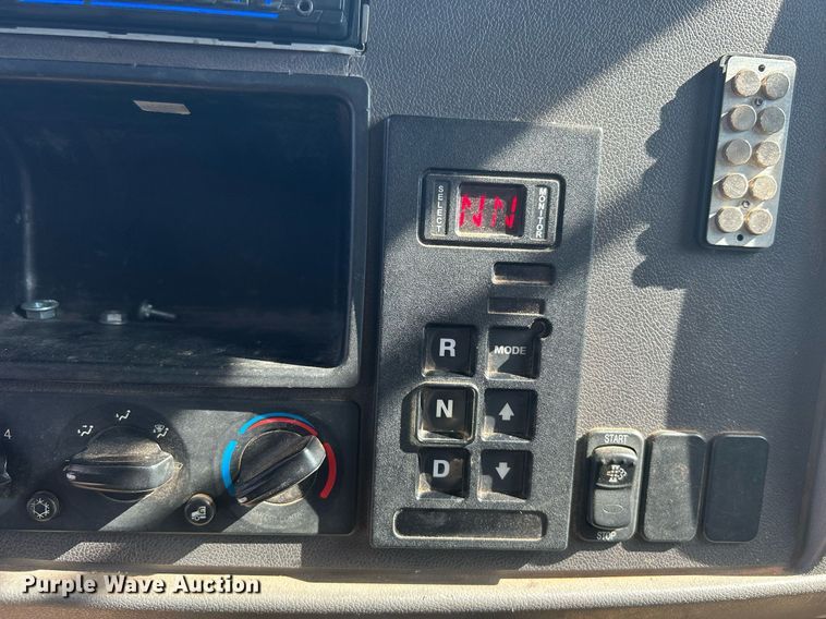 image for item DJ6464 2016 Peterbilt 330  box truck