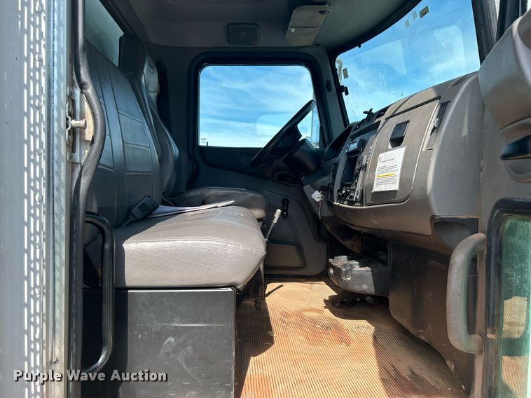 image for item DJ6464 2016 Peterbilt 330  box truck