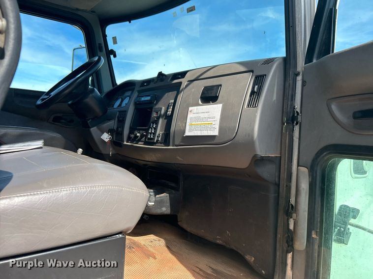 image for item DJ6464 2016 Peterbilt 330  box truck