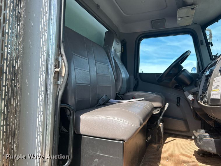 image for item DJ6464 2016 Peterbilt 330  box truck