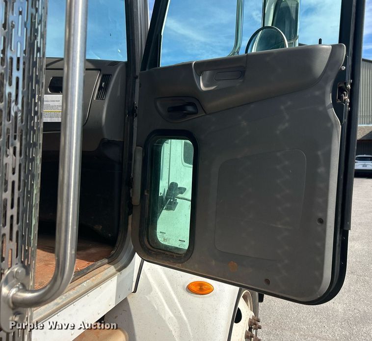 image for item DJ6464 2016 Peterbilt 330  box truck