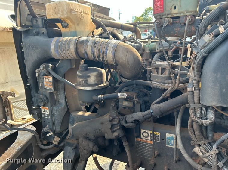 image for item DJ6464 2016 Peterbilt 330  box truck