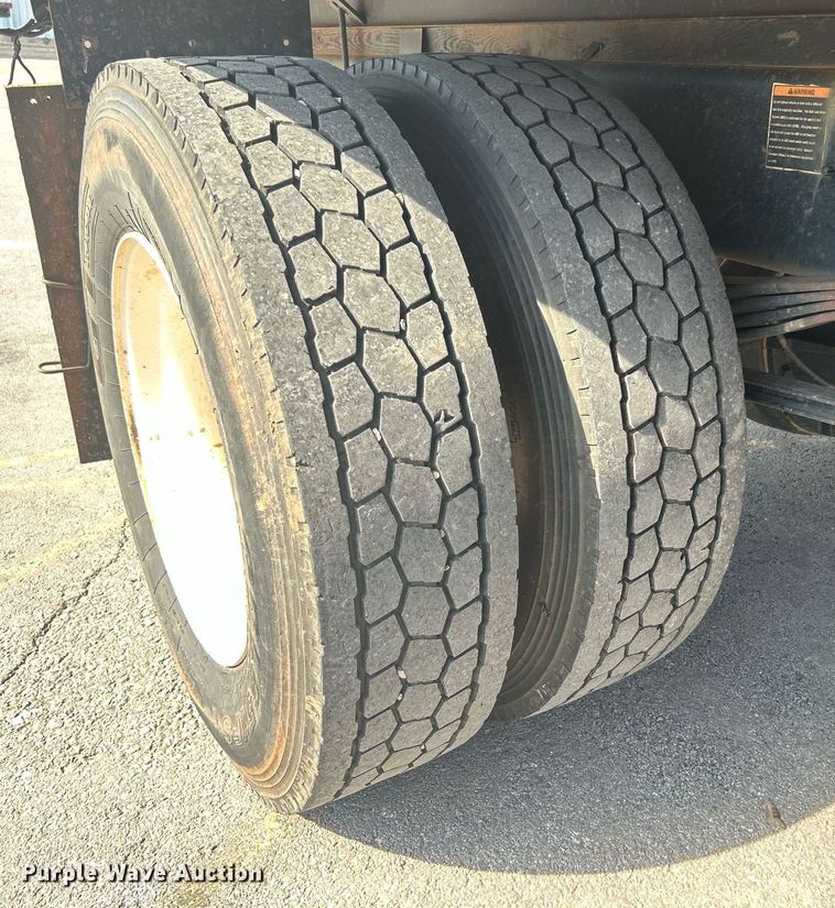 image for item DJ6464 2016 Peterbilt 330  box truck