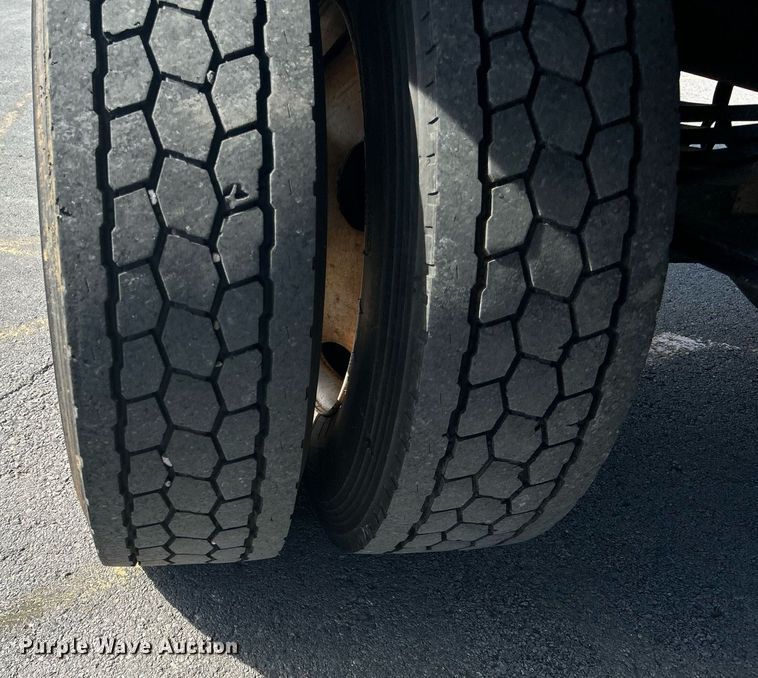 image for item DJ6464 2016 Peterbilt 330  box truck