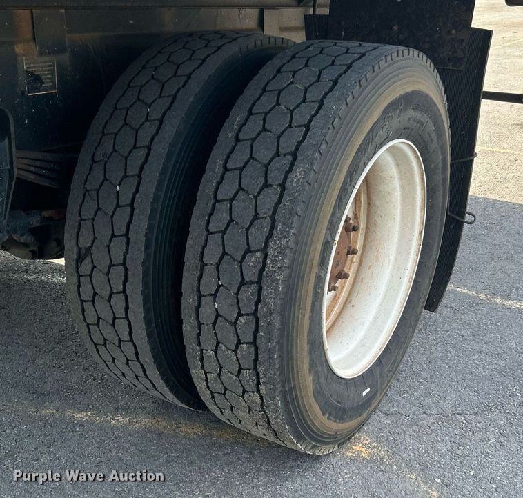 image for item DJ6464 2016 Peterbilt 330  box truck