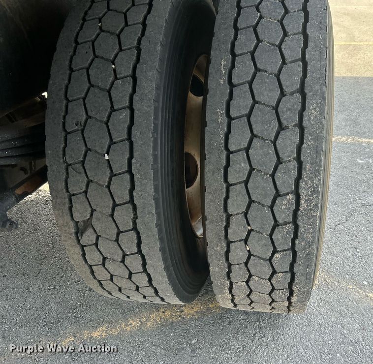 image for item DJ6464 2016 Peterbilt 330  box truck