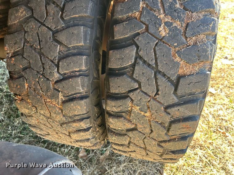 image for item DJ6486 2012 Ford F350 Super Duty XL  SuperCab bale bed pickup truck