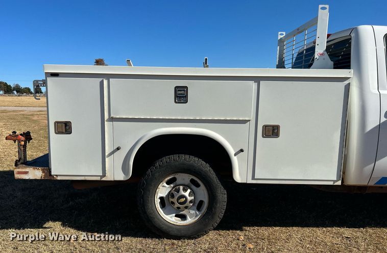 image for item DJ6487 2011 Chevrolet Silverado 2500HD  utility bed pickup truck