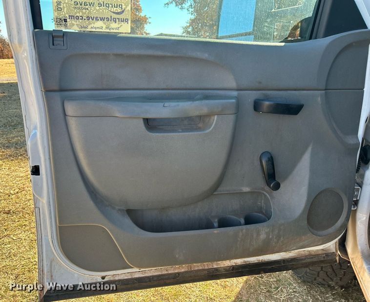 image for item DJ6487 2011 Chevrolet Silverado 2500HD  utility bed pickup truck